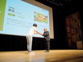 リピート賞全国ランキング1位の「中華料理　新京」様にトロフィーを授与